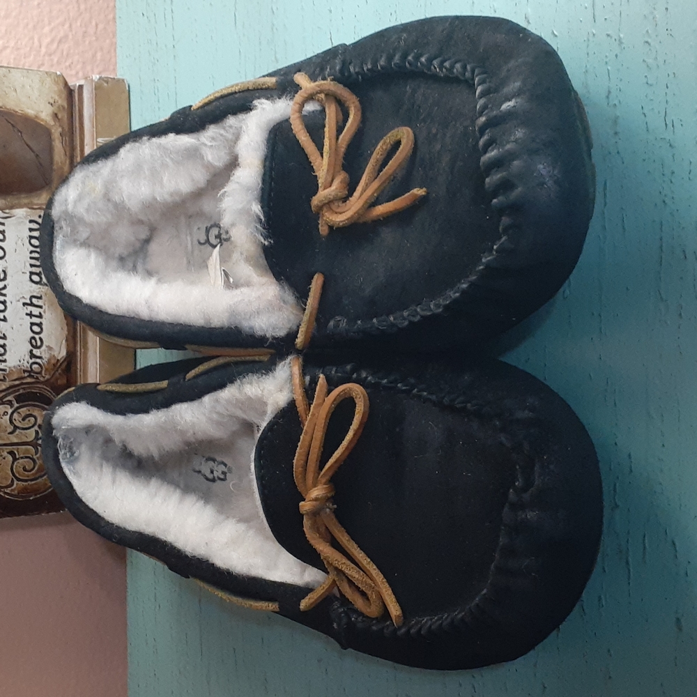 UGG SLIPPERS SZ 8